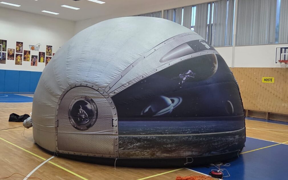 Mobilní planetárium ve škole